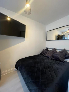 Cosy Studio Flat with Patio & Parking on site